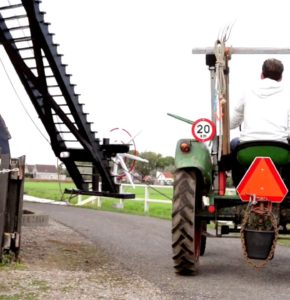 Hans en Lydia over de Gelkenesmolen