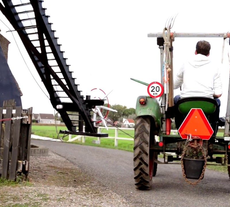 Hans en Lydia over de Gelkenesmolen