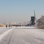 Foto Oudendijkse molen als achtergrond van de schaatsers op de Giessen