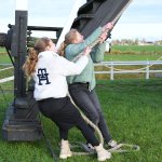 8779 Esther en Evi lichten de vang van de Gelkenesmolen C@Pleunie Korteland Fotografie 1