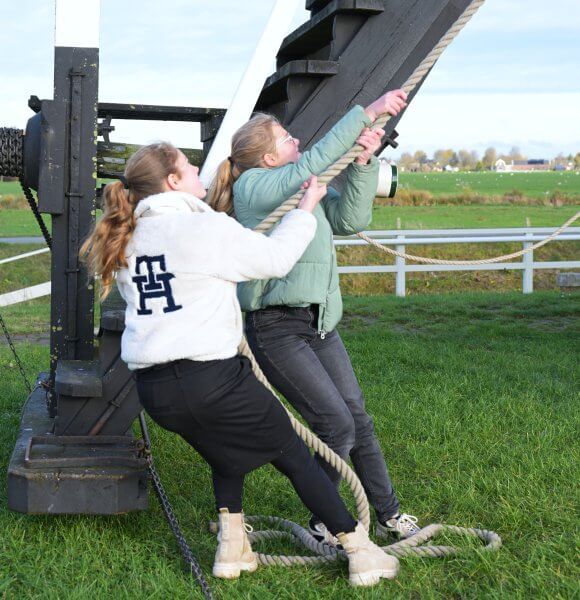 8779 Esther en Evi lichten de vang van de Gelkenesmolen C@Pleunie Korteland Fotografie 1