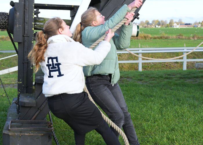 8779 Esther en Evi lichten de vang van de Gelkenesmolen C@Pleunie Korteland Fotografie 1